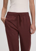 Pantalon à taille haute élastique et jambe fuselée