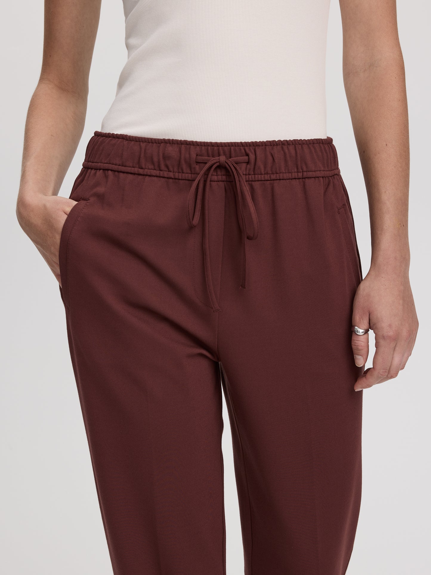 Pantalon à taille haute élastique et jambe fuselée
