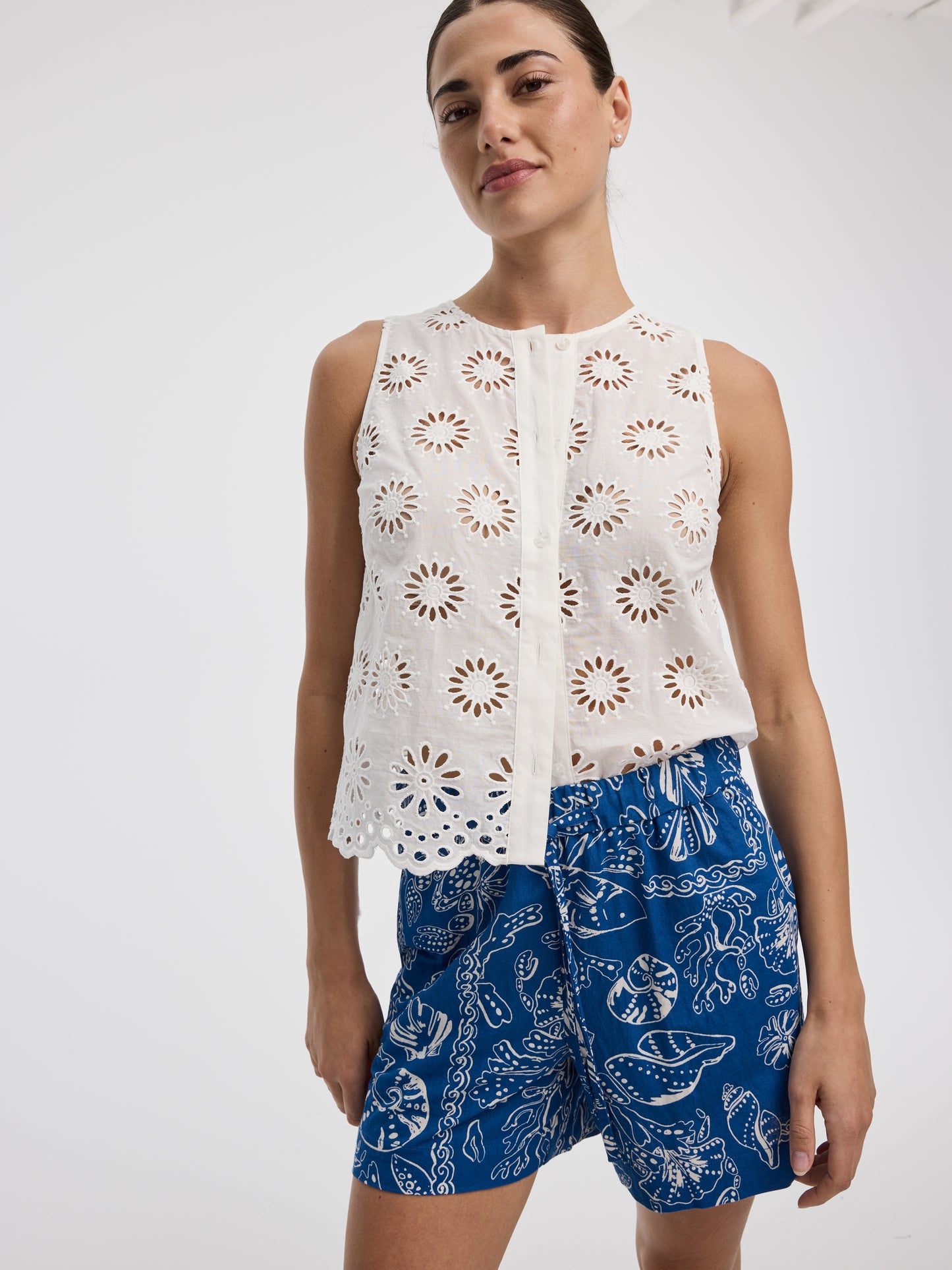 Camisole boutonnée à oeillets à col rond 