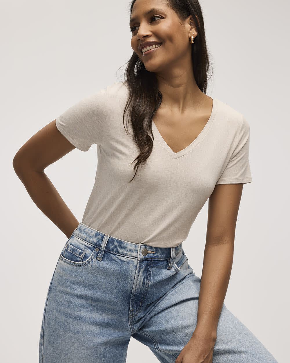 V-Neck T-Shirt - R Essentials