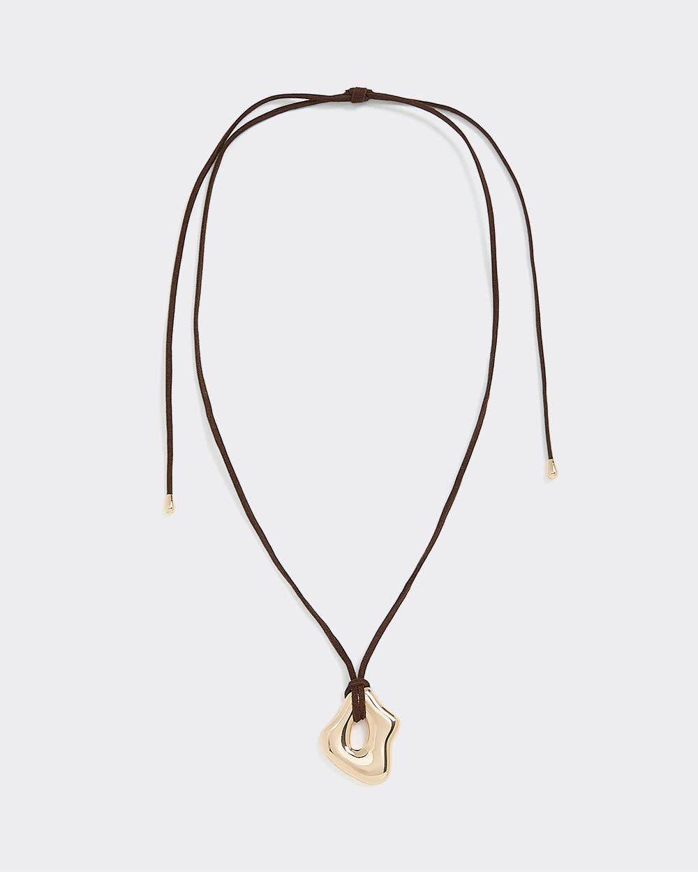 Pendentif en métal sur collier court en corde