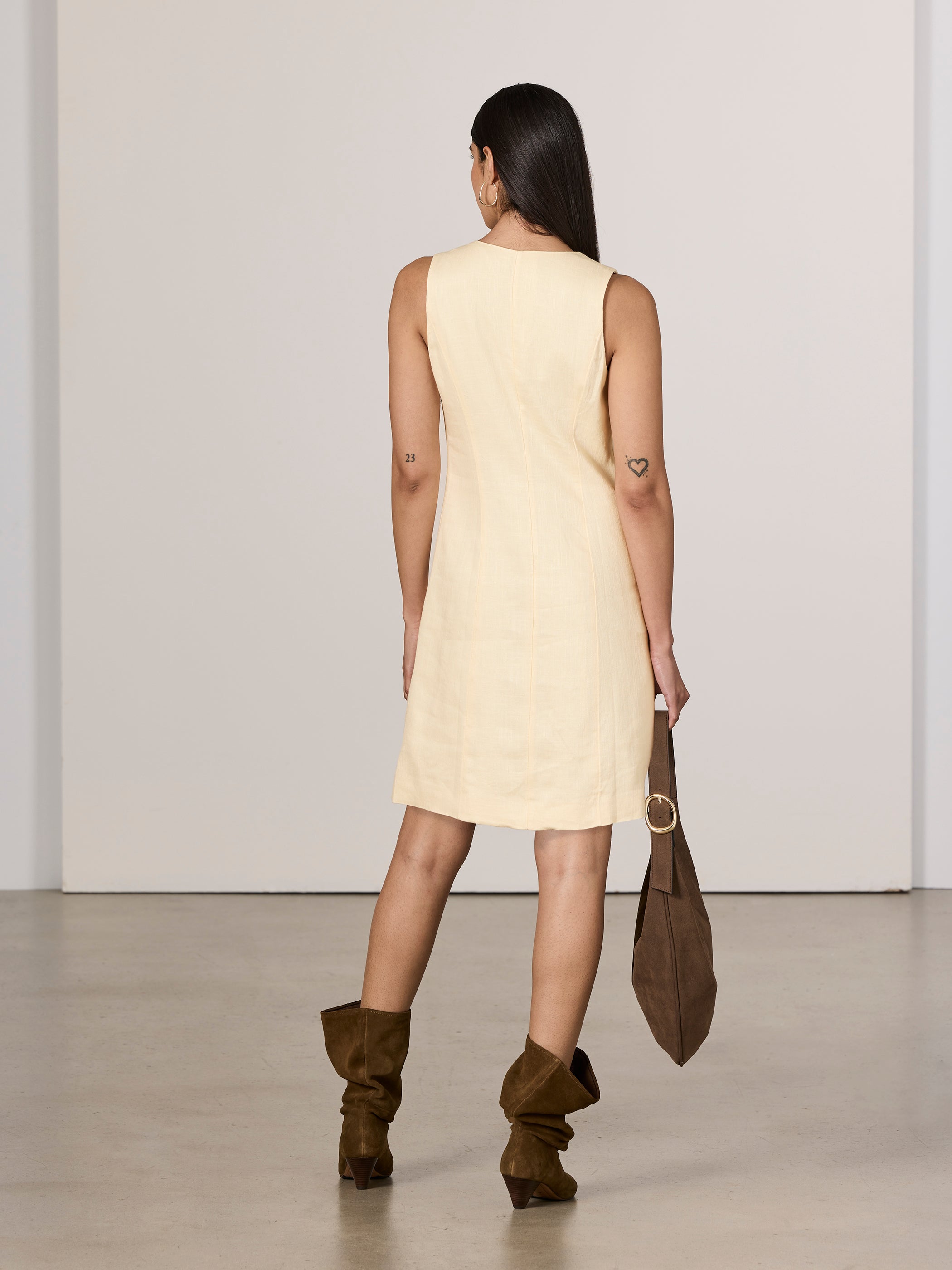 Robe courte boutonnée sans manches