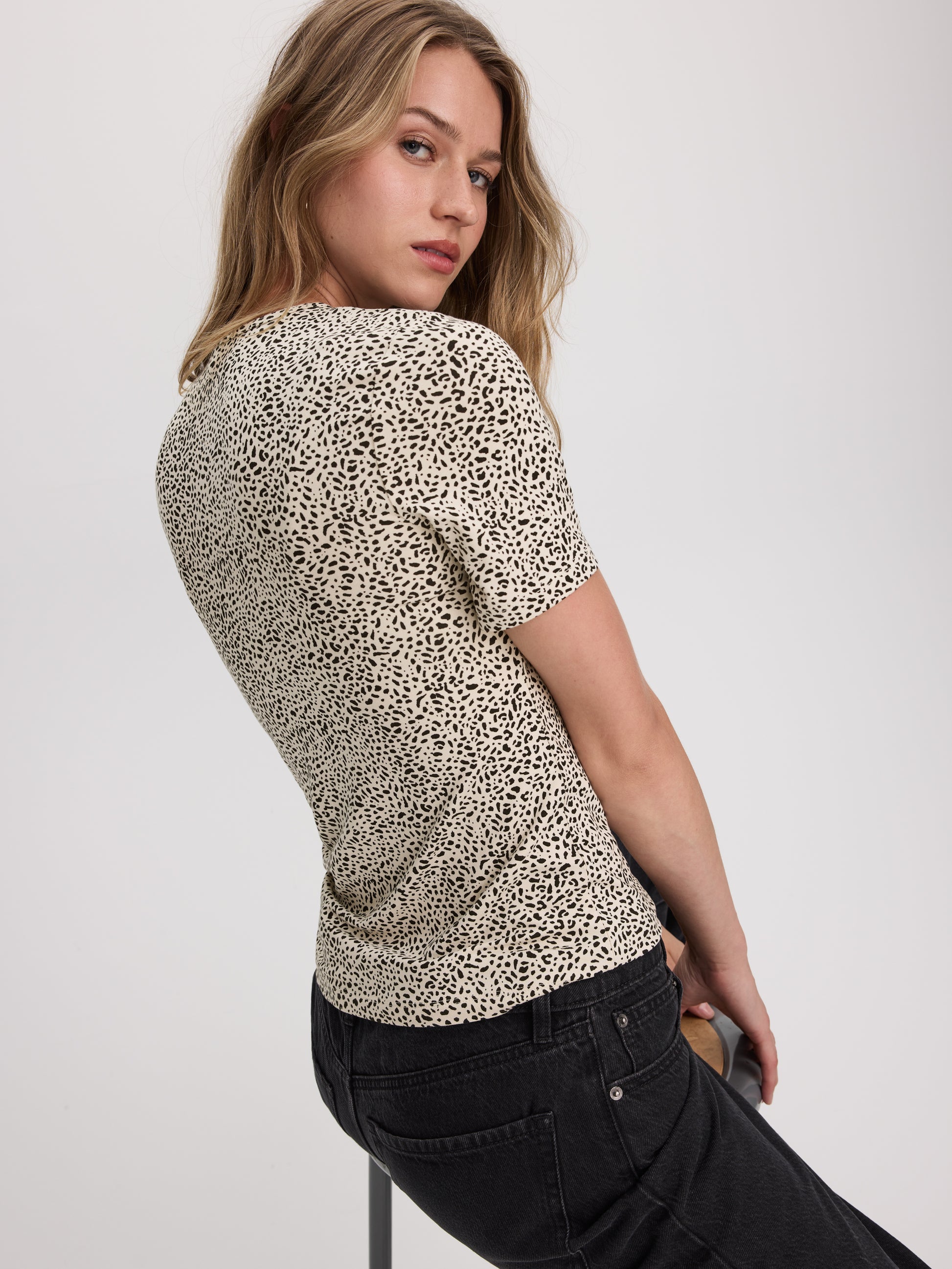Crew-Neck T-Shirt - R Essentials