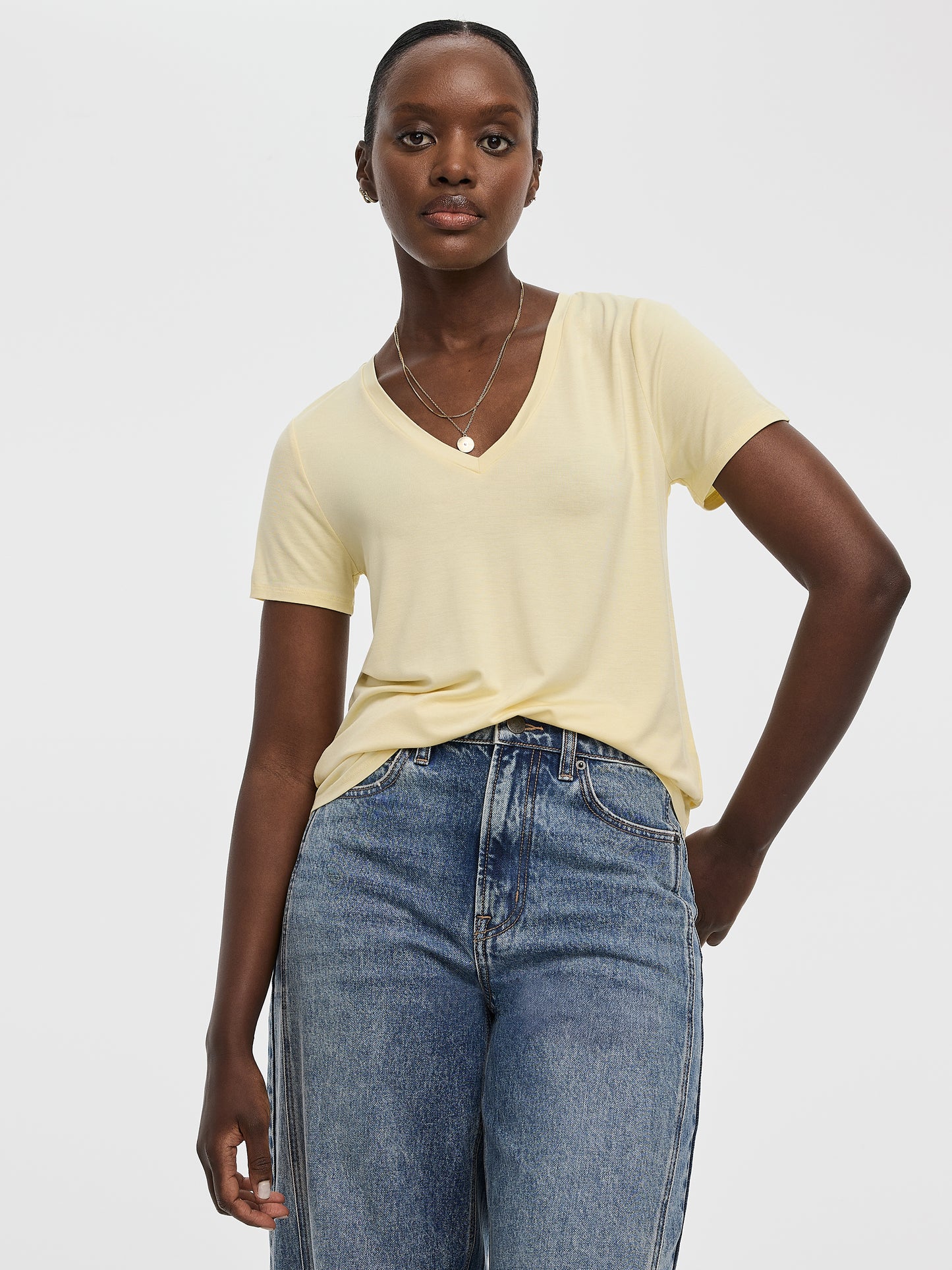 V-Neck Tee - R Essentials