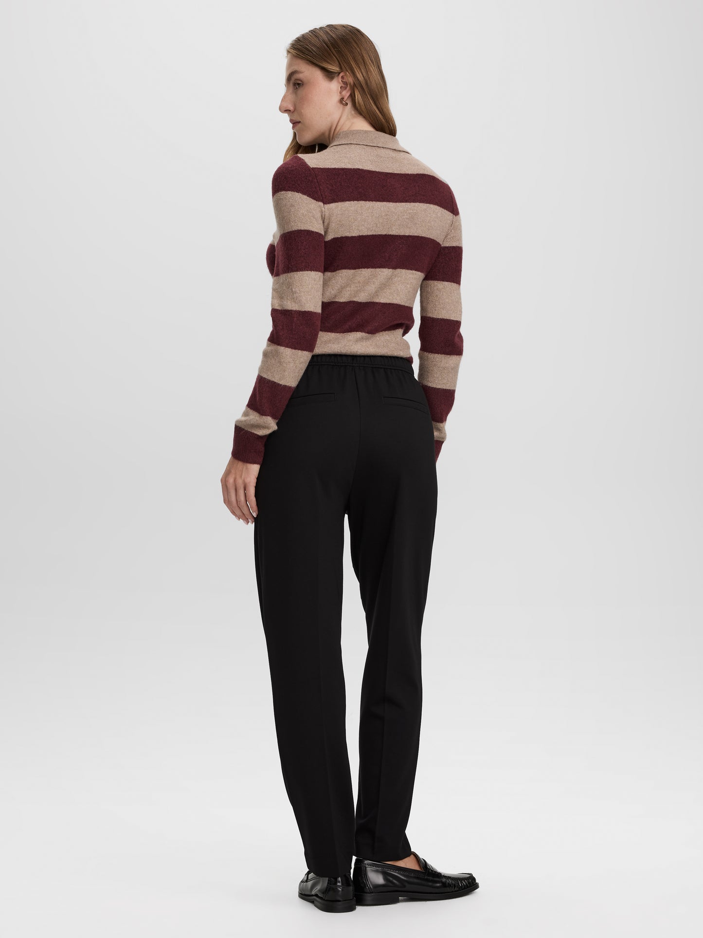 Pantalon à taille haute élastique et jambe fuselée