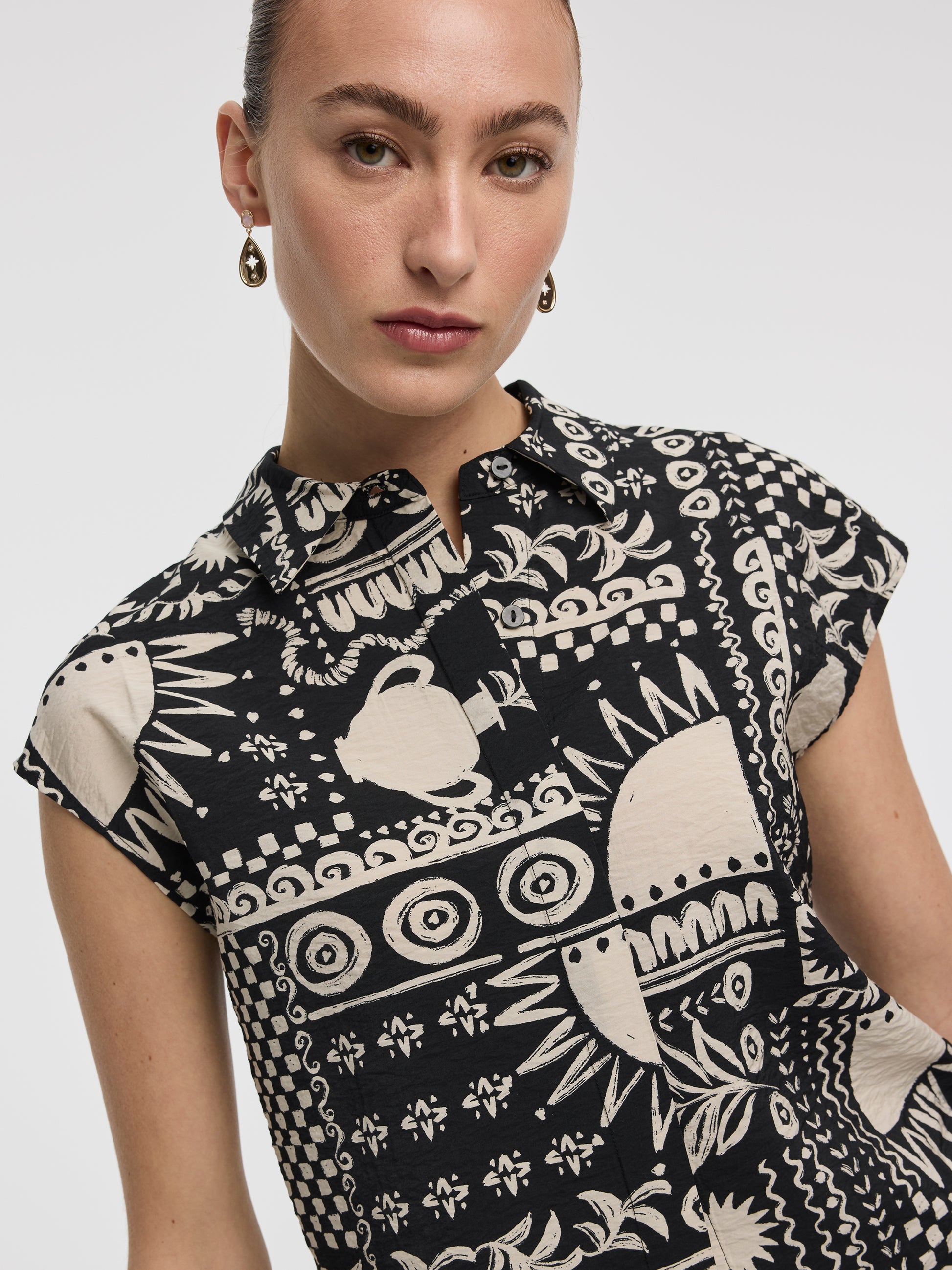 Extended-Sleeve Buttoned-Down Blouse