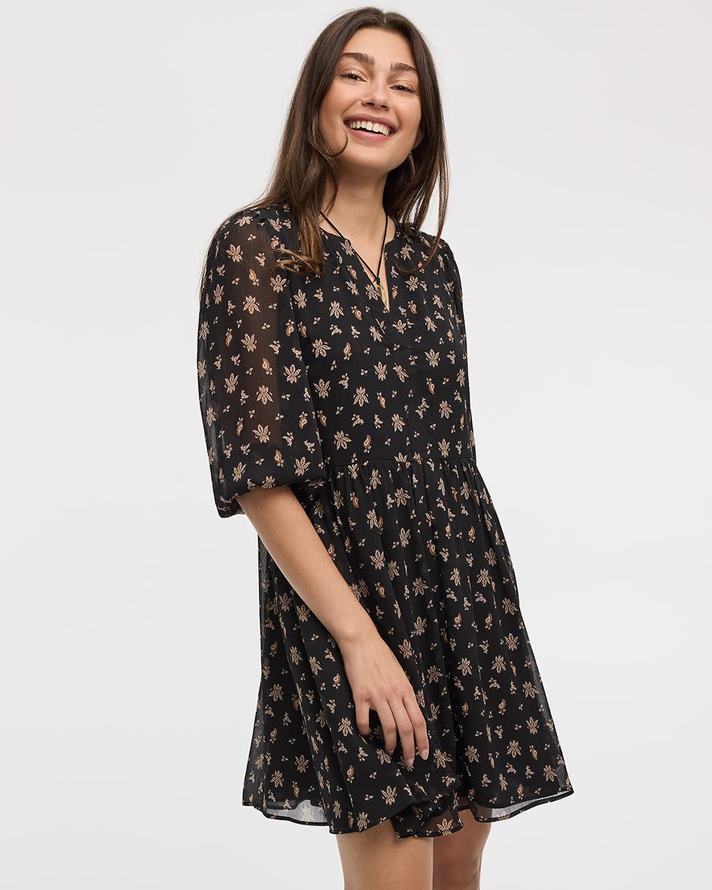 Robe cintrée et évasée à manches bracelet et col fendu