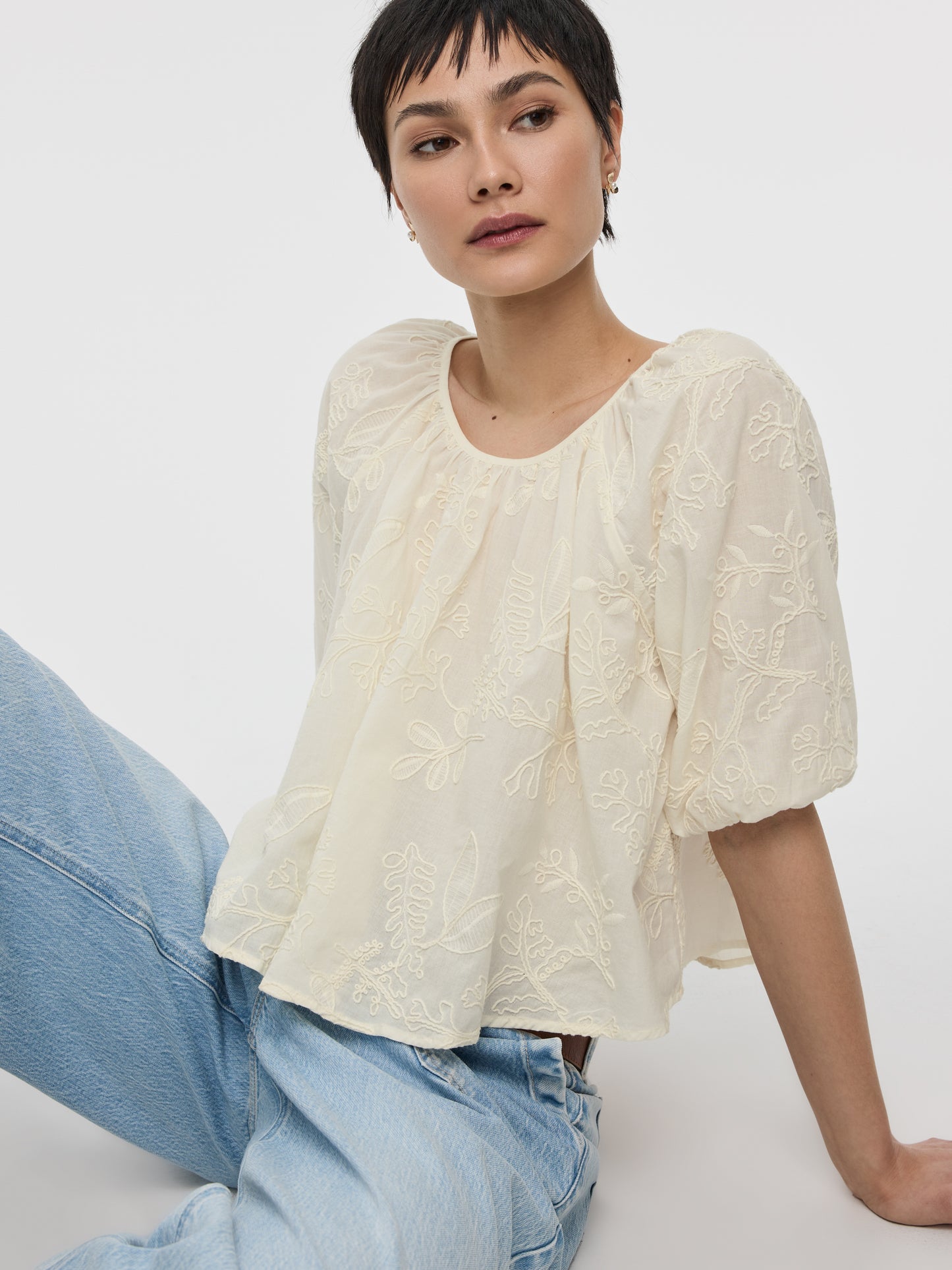 Blouse à oeillets à col dégagé et manches aux coudes