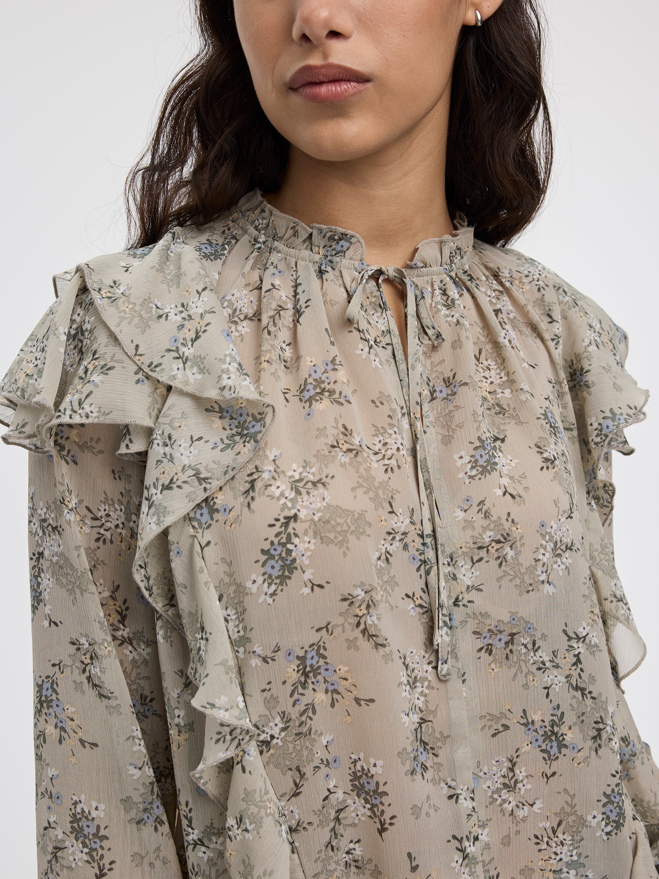 Blouse à manches longues et col fendu avec détails à volants