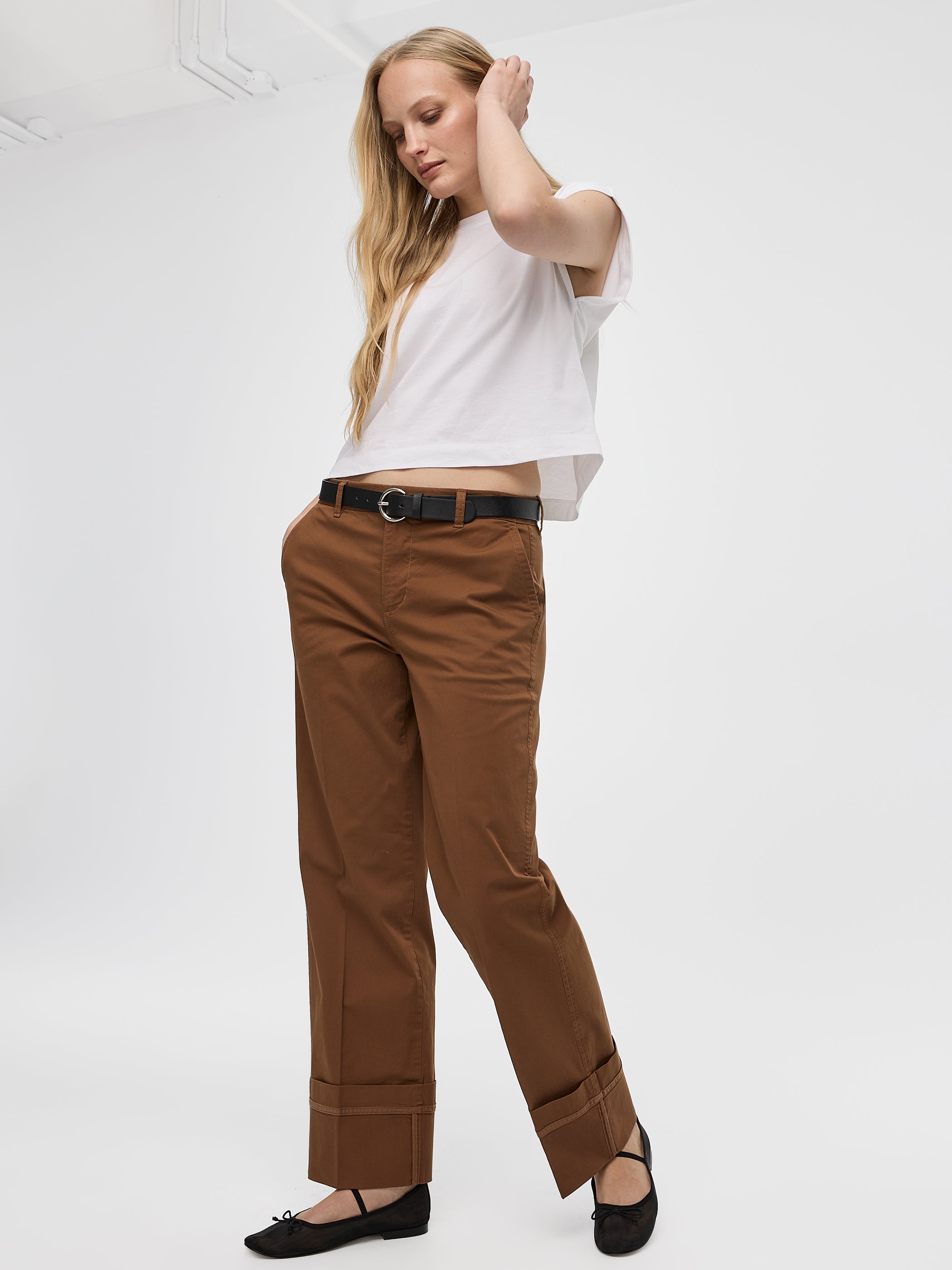 Pantalon chino à taille mi-haute et jambe droite à revers