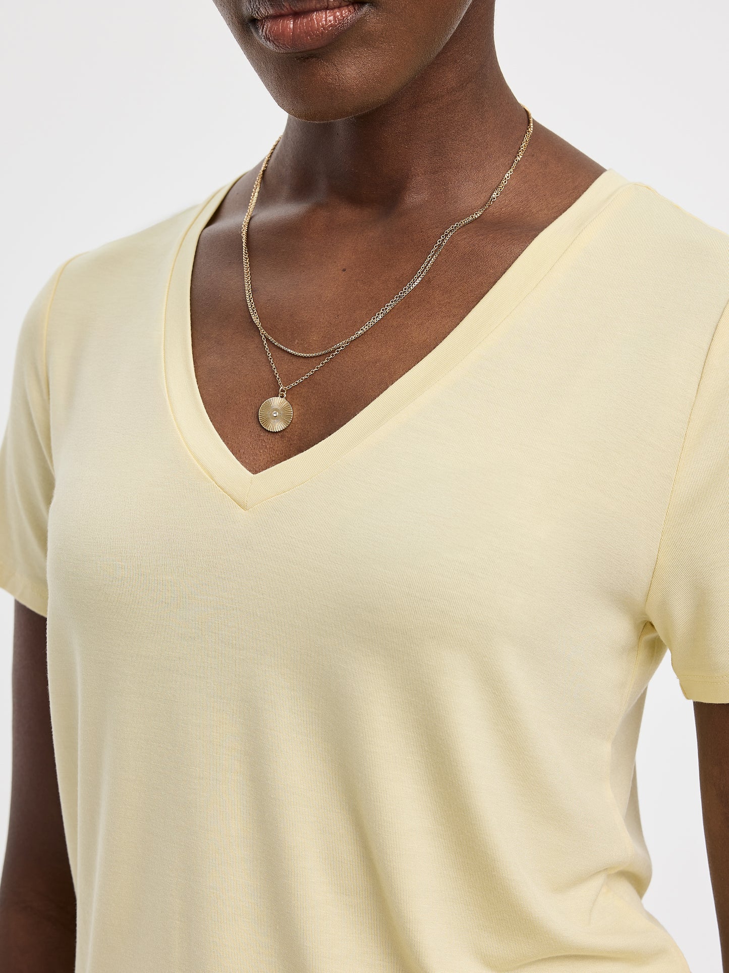 V-Neck Tee - R Essentials