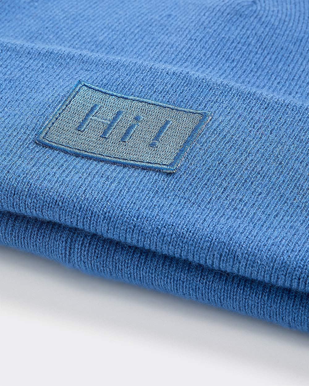 Tuque à revers avec écusson brodé