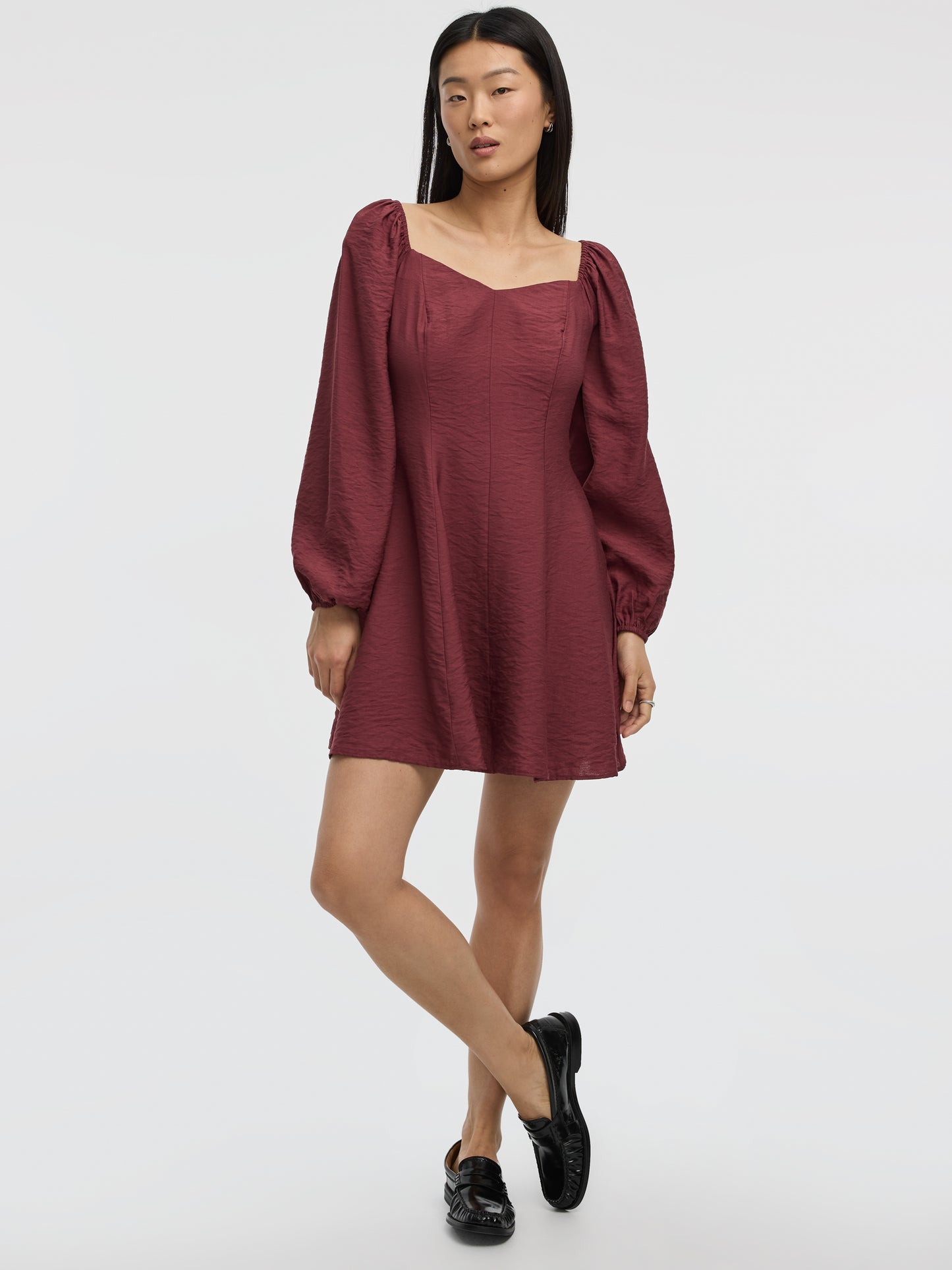 Robe bustier à manches longues bouffantes et encolure en coeur