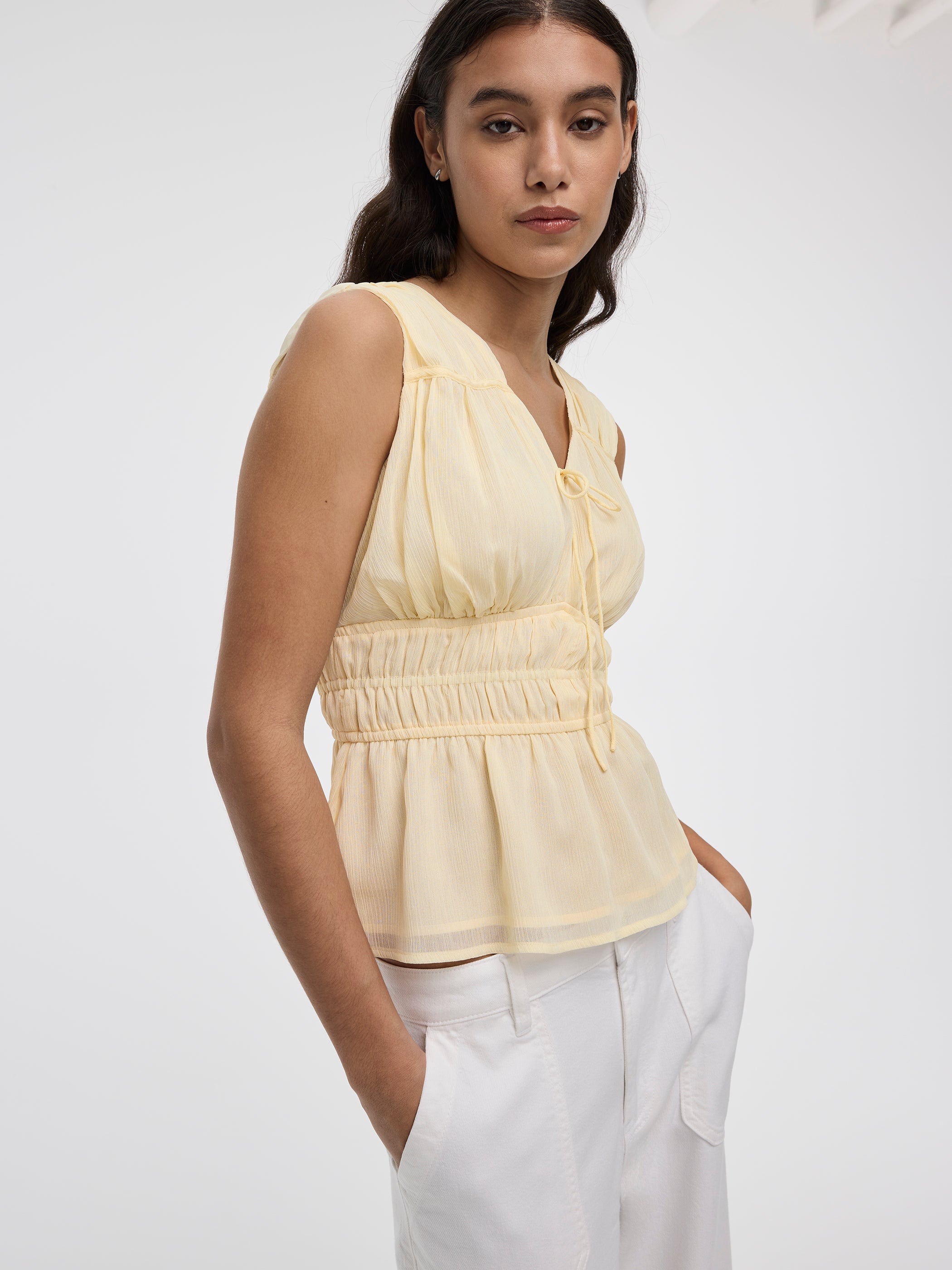 Blouse sans manches à col V avec taille en nid d'abeille