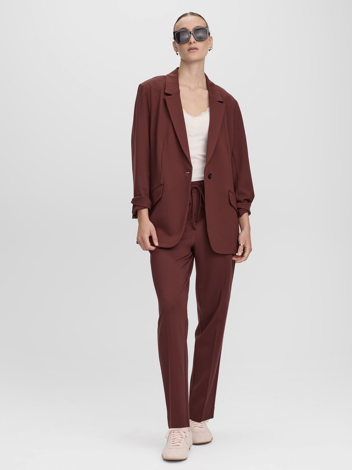Pantalon à taille haute élastique et jambe fuselée