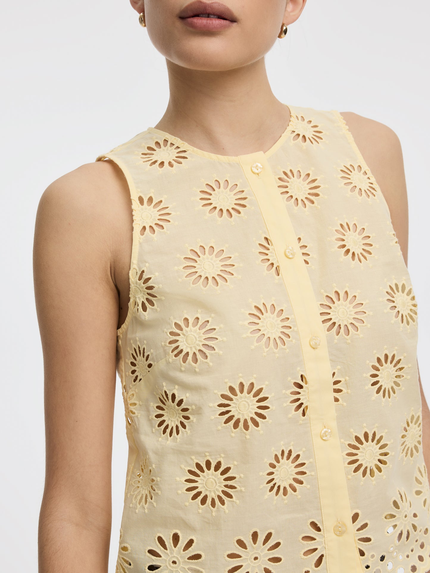 Camisole boutonnée à oeillets à col rond 