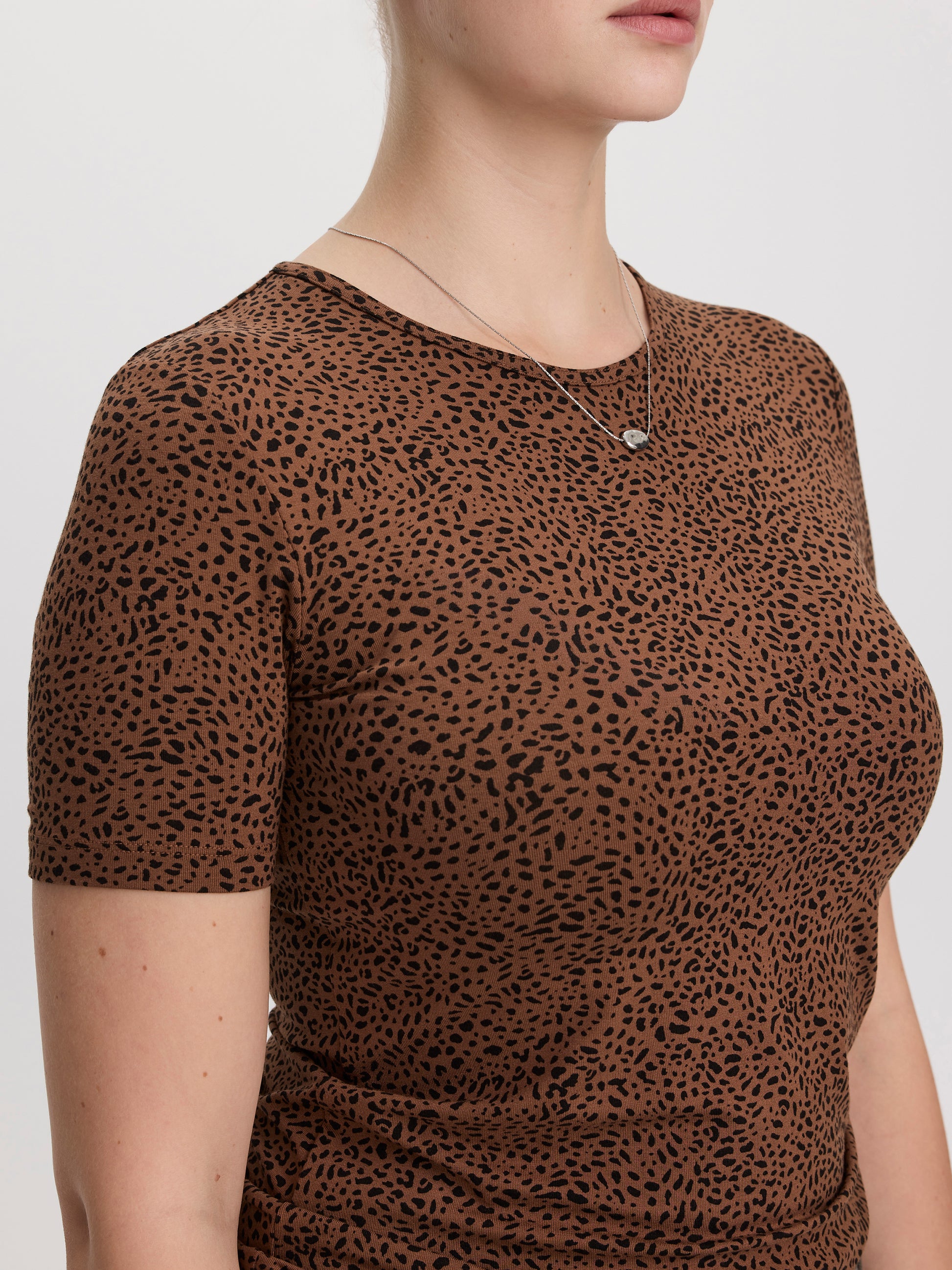 Crew-Neck T-Shirt - R Essentials