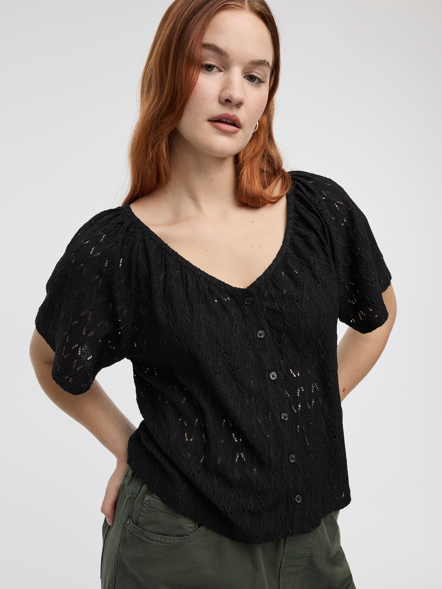 Blouse boutonnée à manches courtes à volants et col V 
