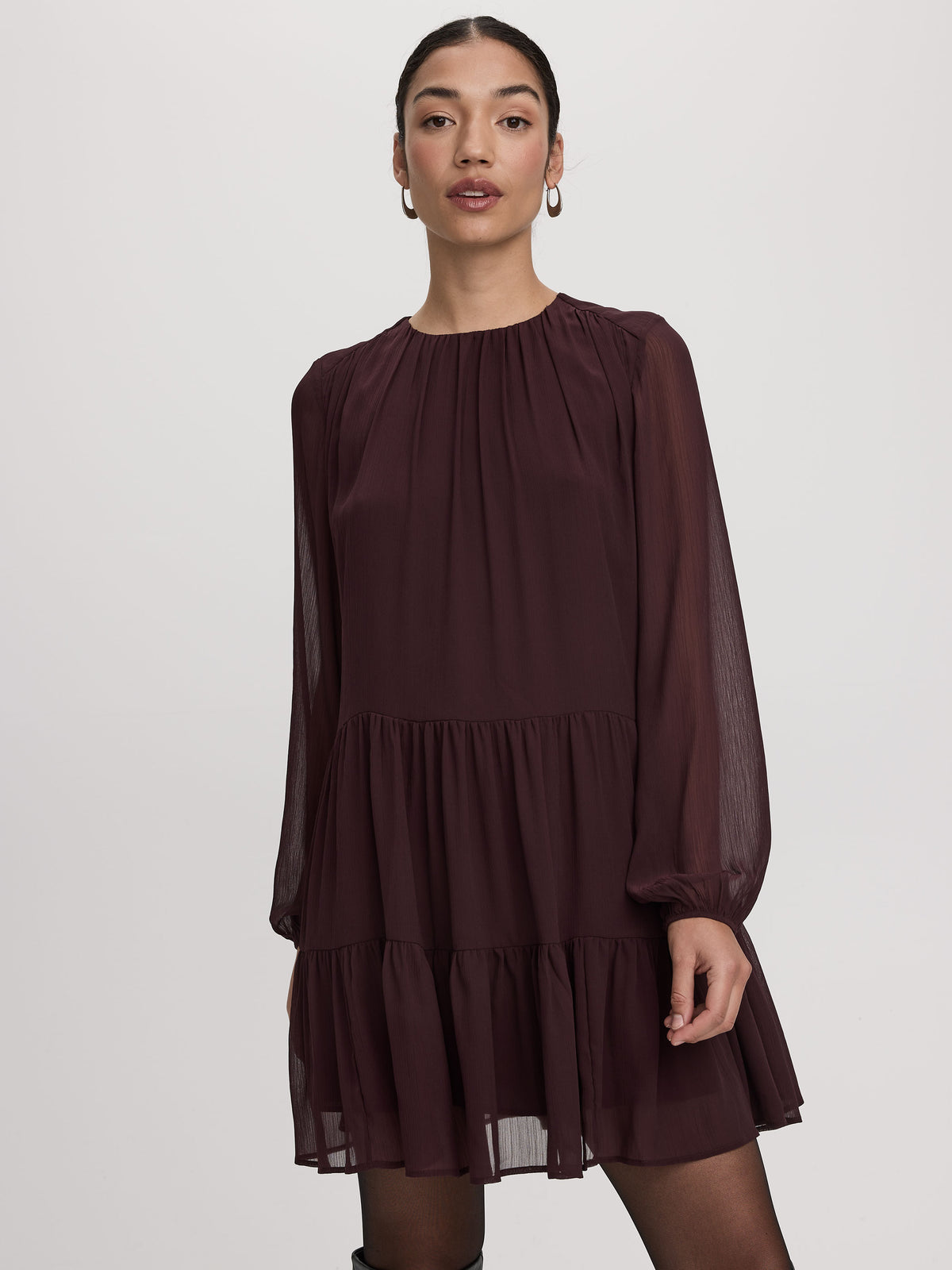 Robe courte en mousseline à manches longues et col rond