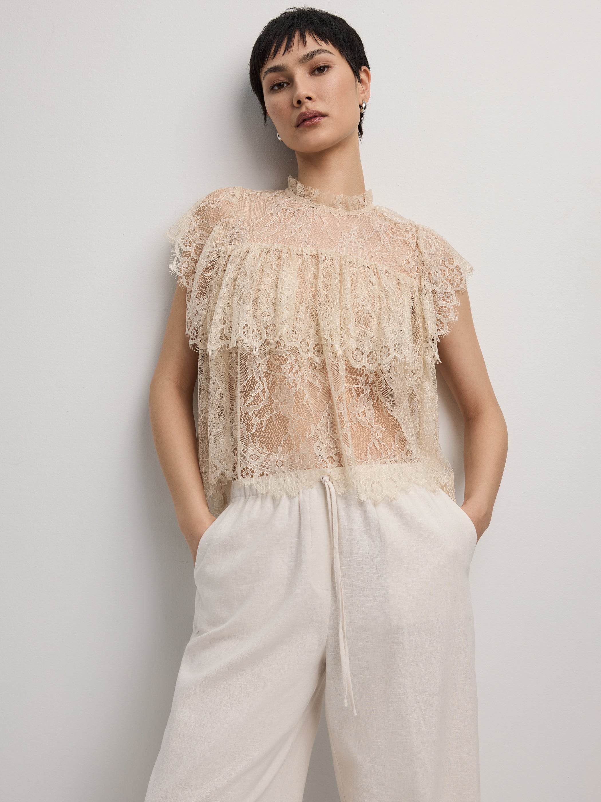 Blouse en dentelle à manches très courtes