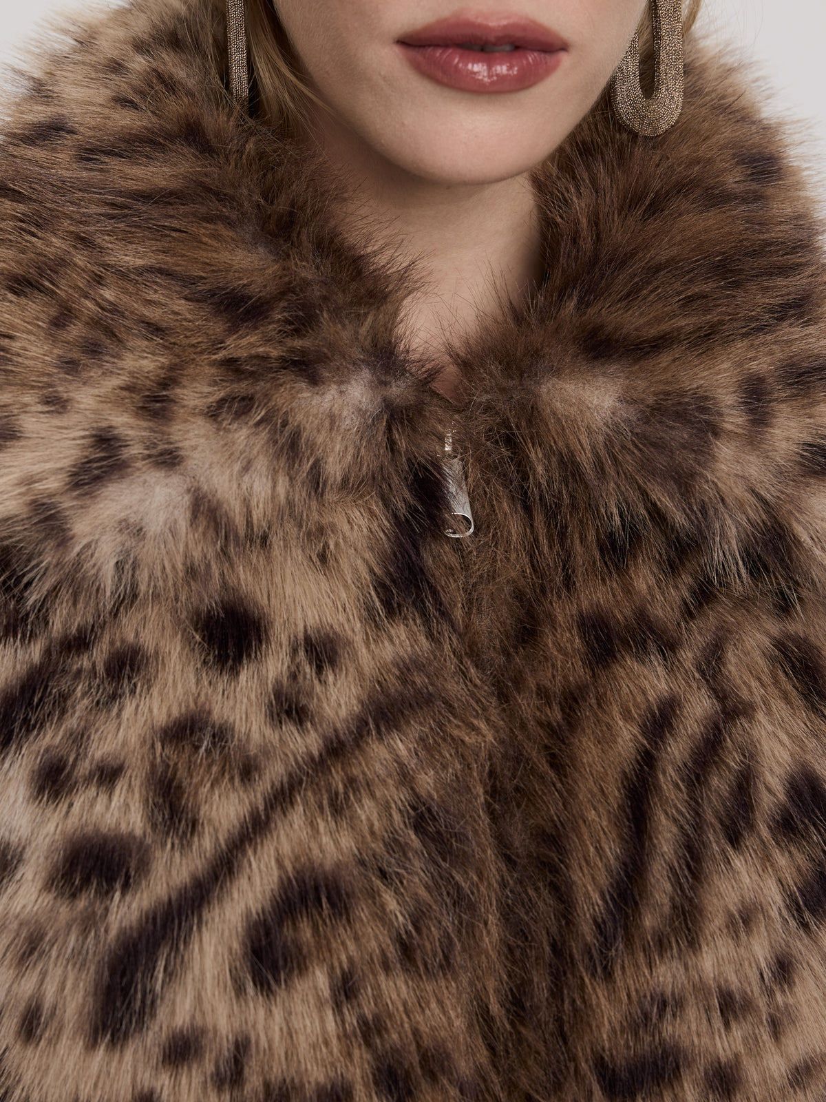 Manteau court en fourrure synthétique