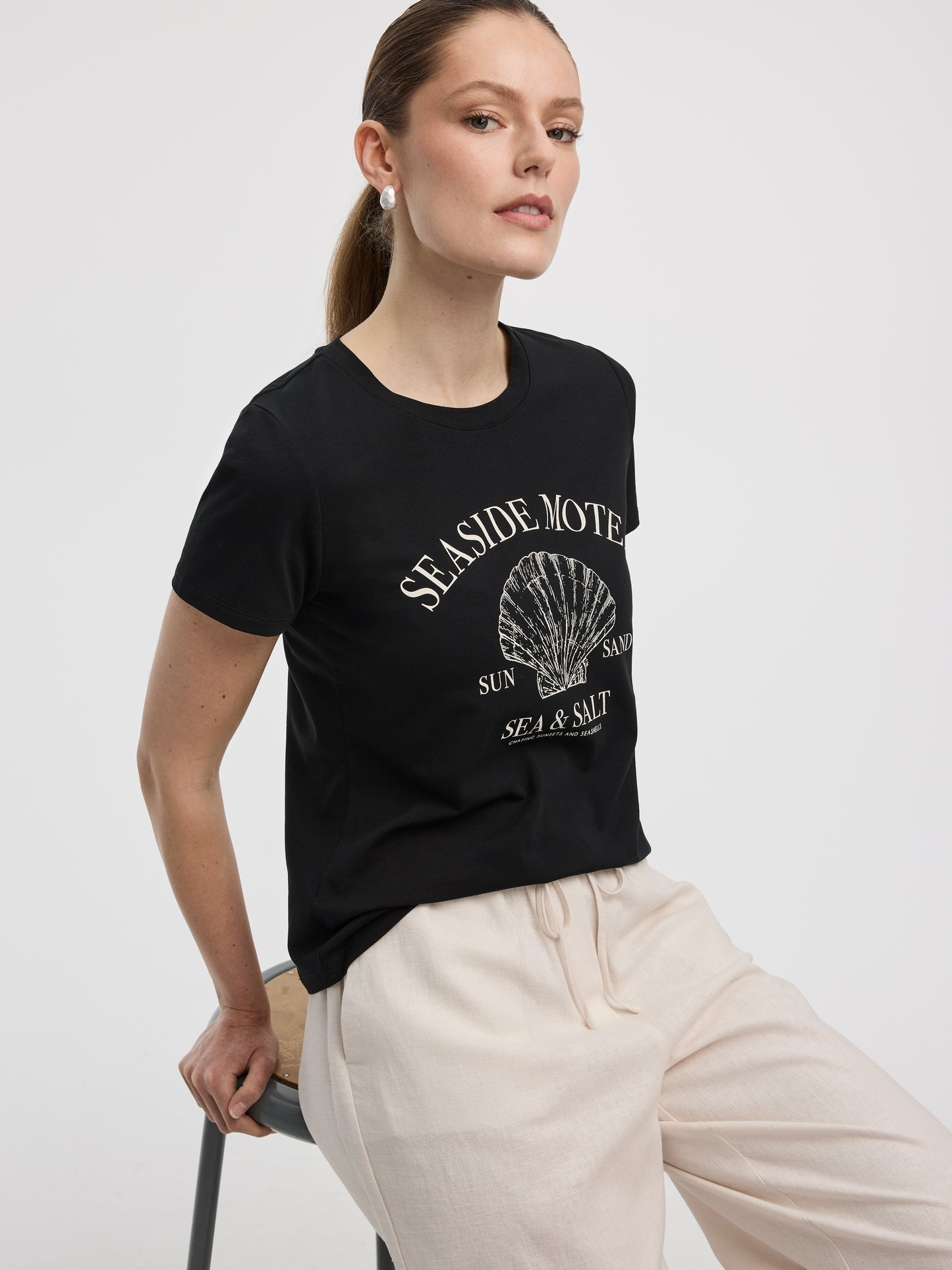 Crew-Neck Tee - R Essentials