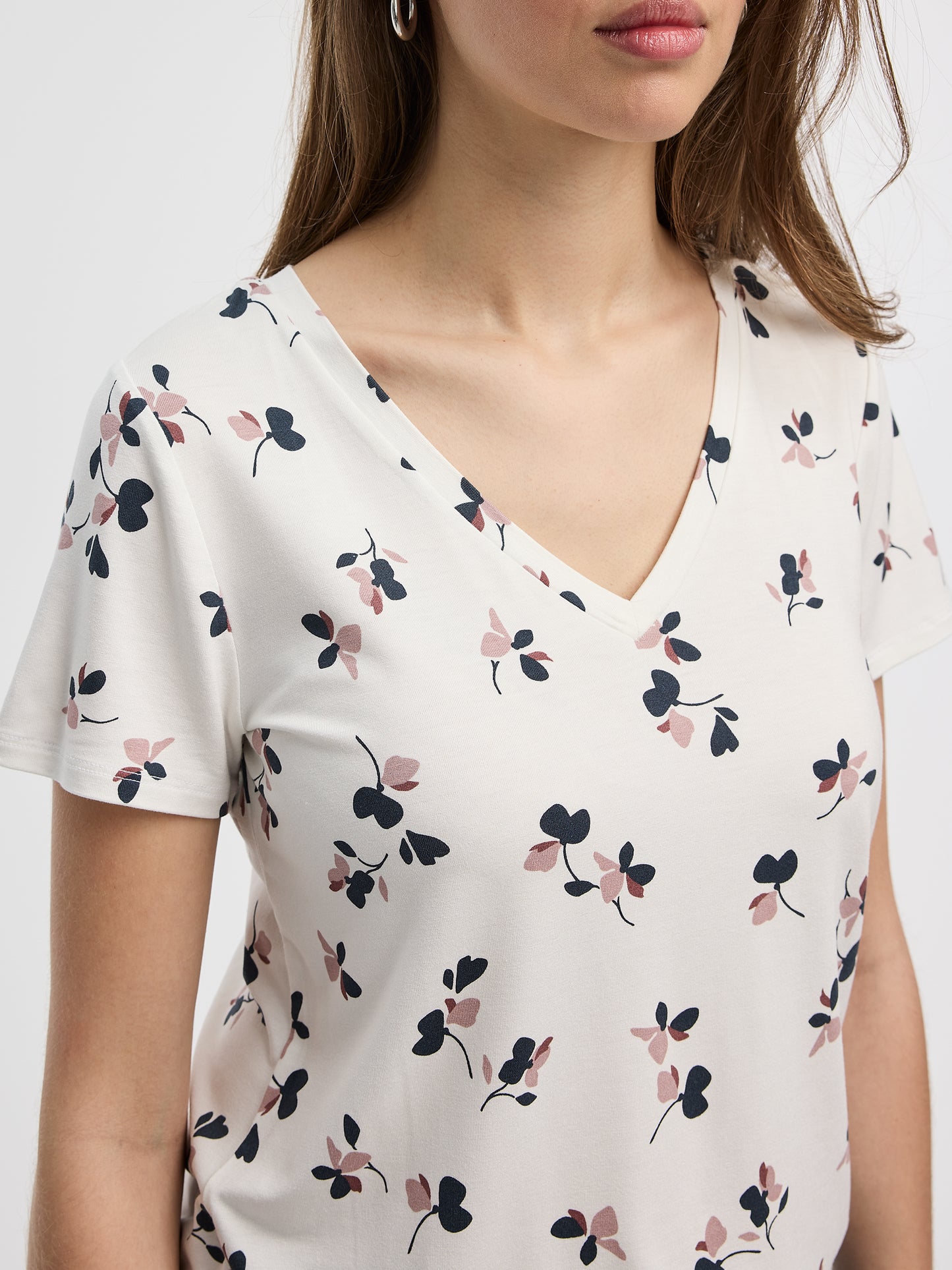 V-Neck Tee - R Essentials