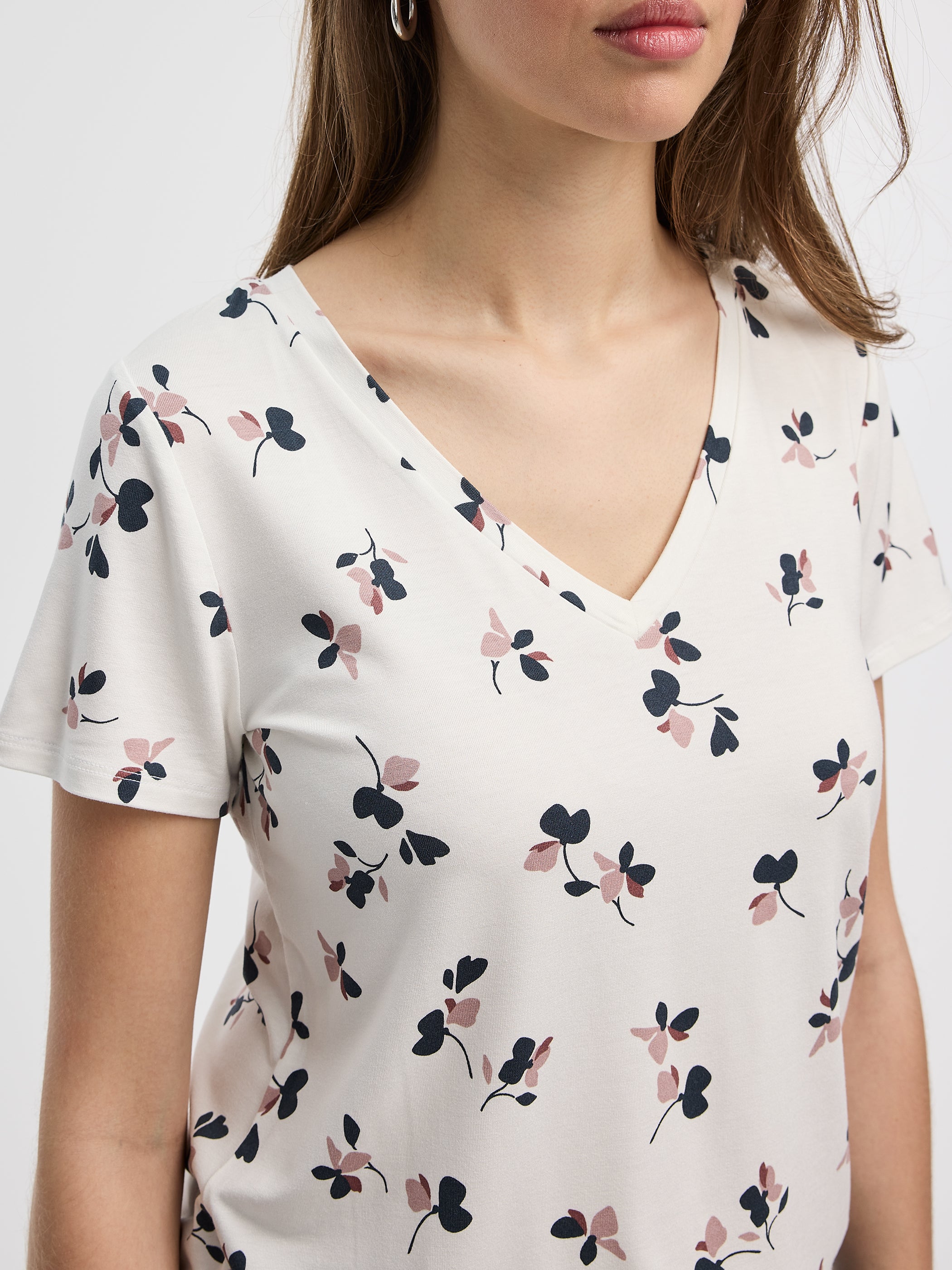 V-Neck Tee - R Essentials