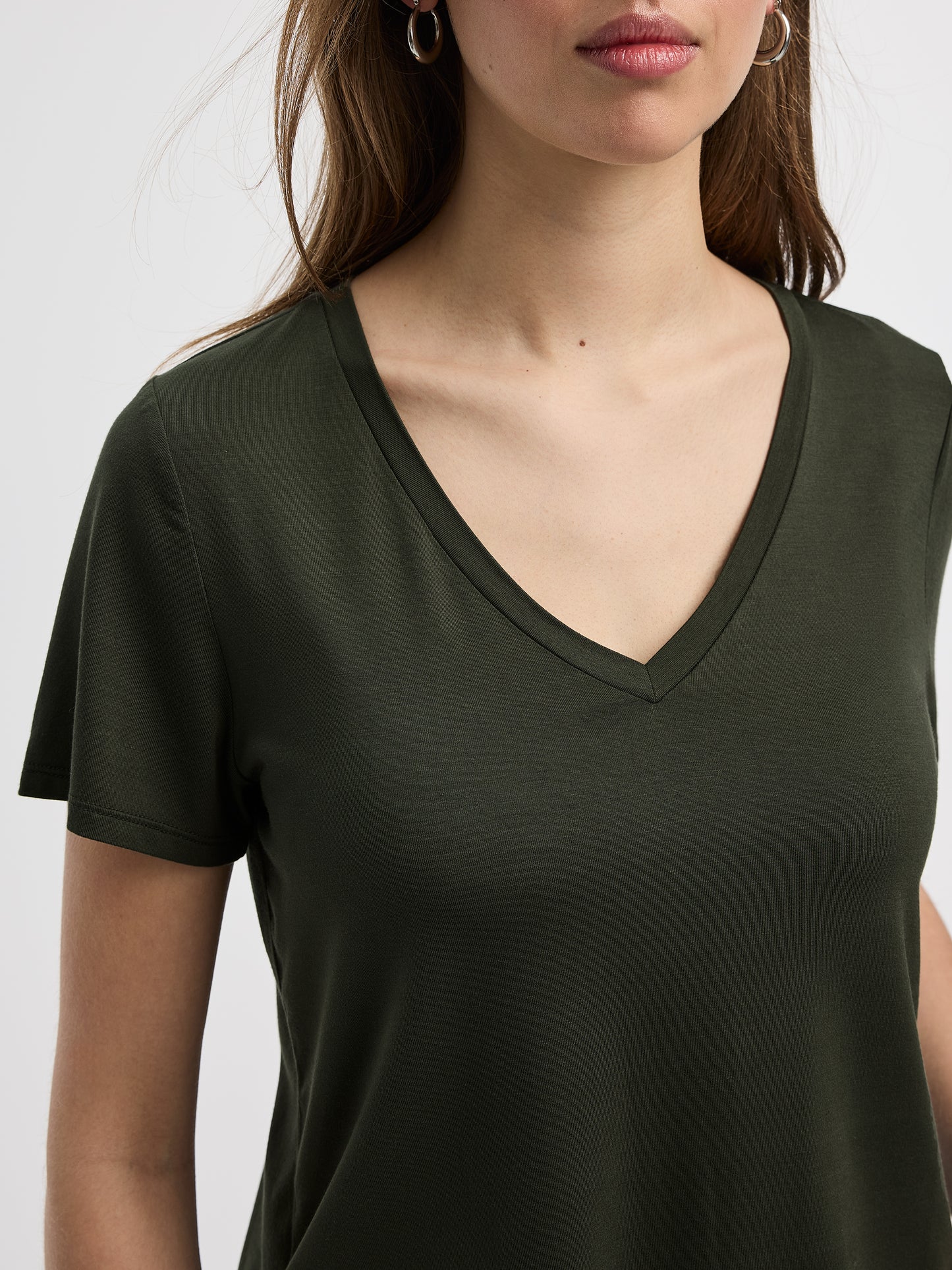 V-Neck Tee - R Essentials