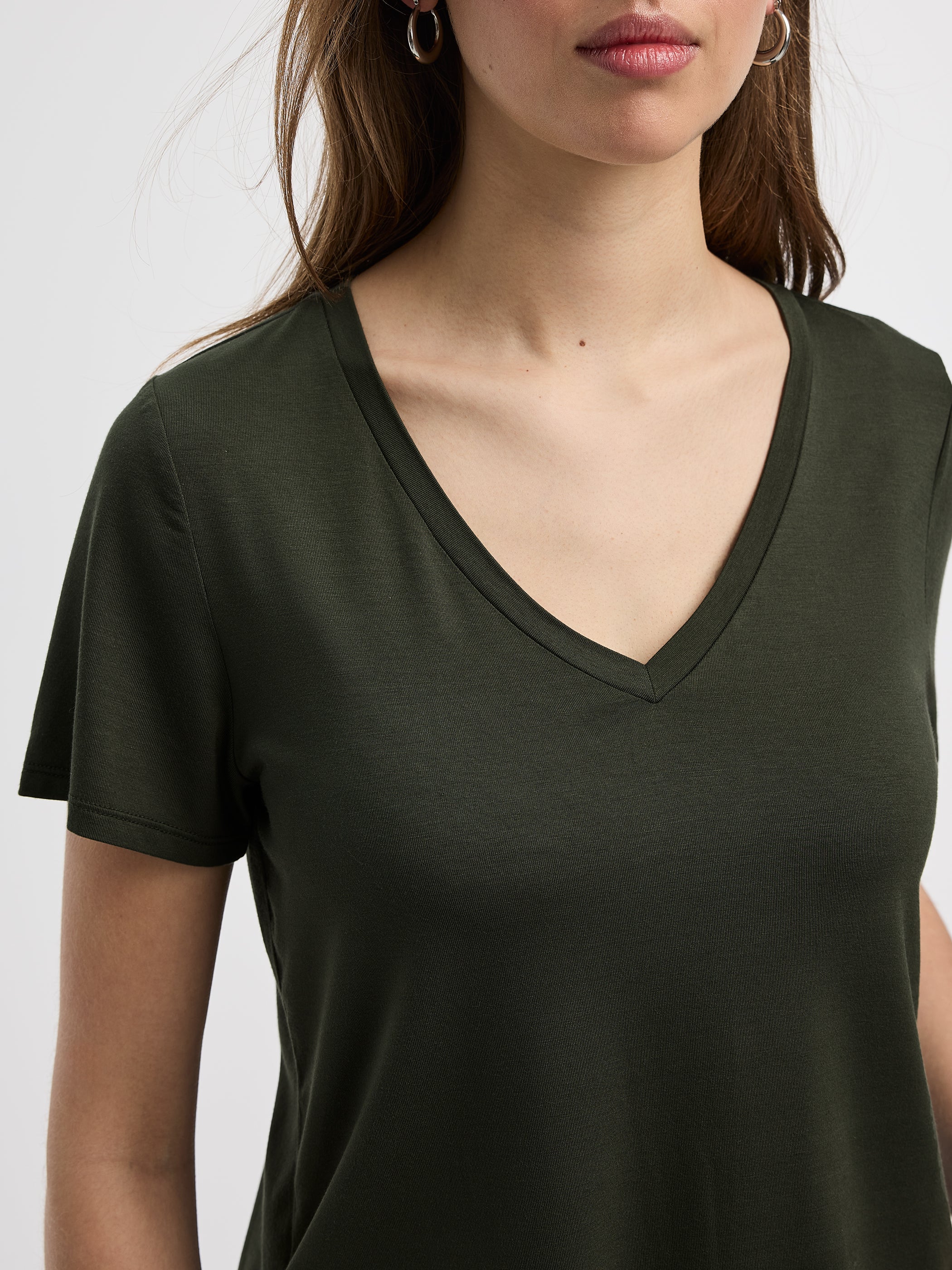 V-Neck Tee - R Essentials