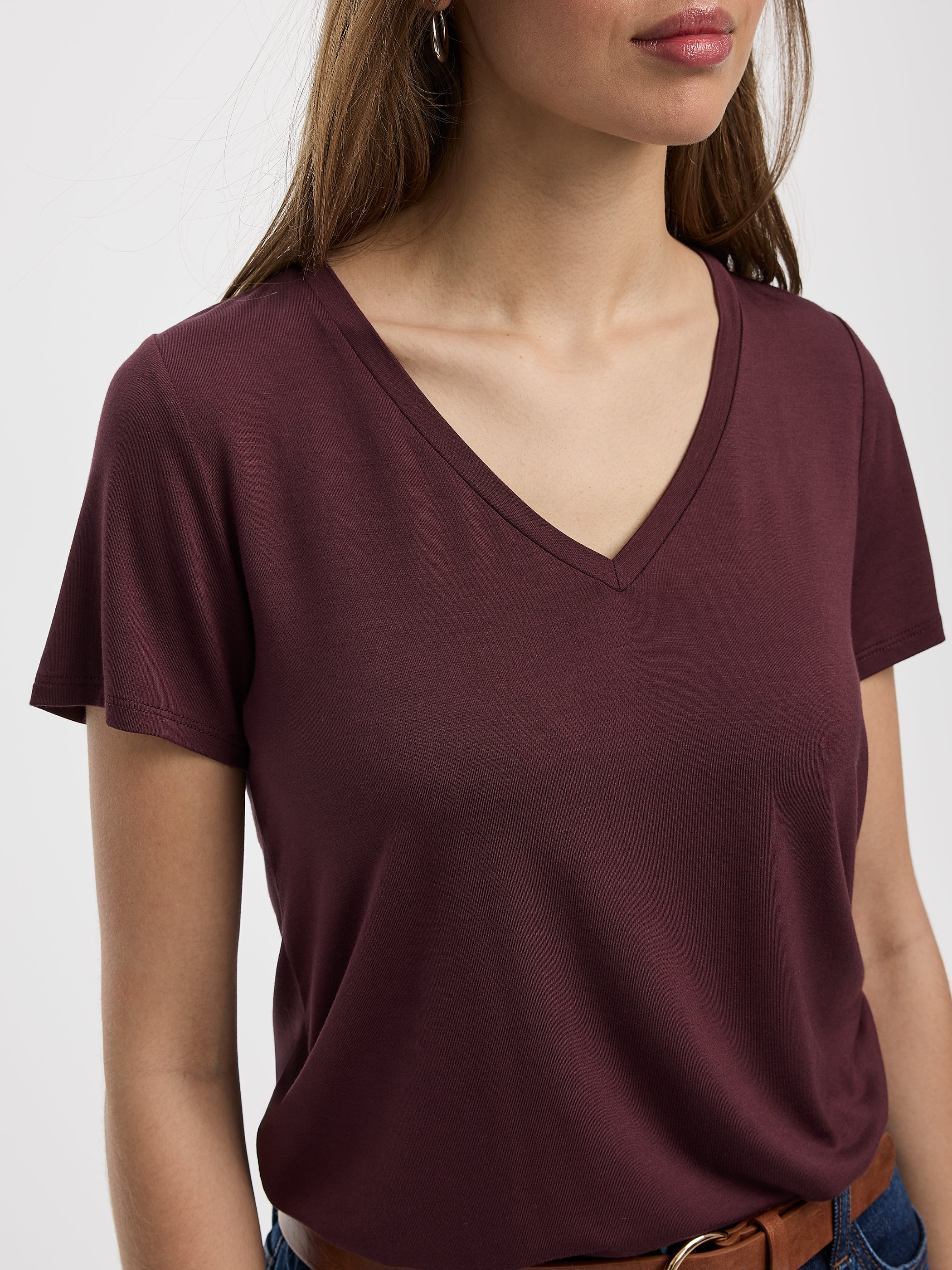 V-Neck Tee - R Essentials