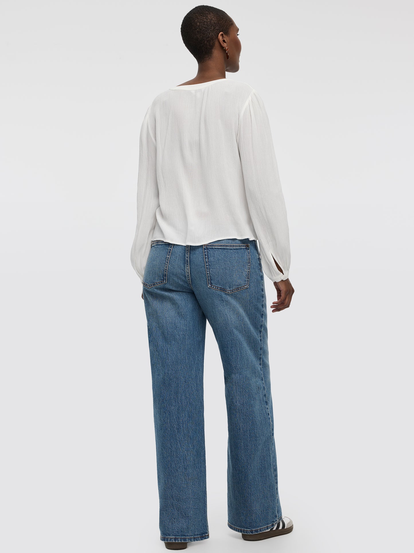 Blouse à manches longues et col fendu avec détails brodés