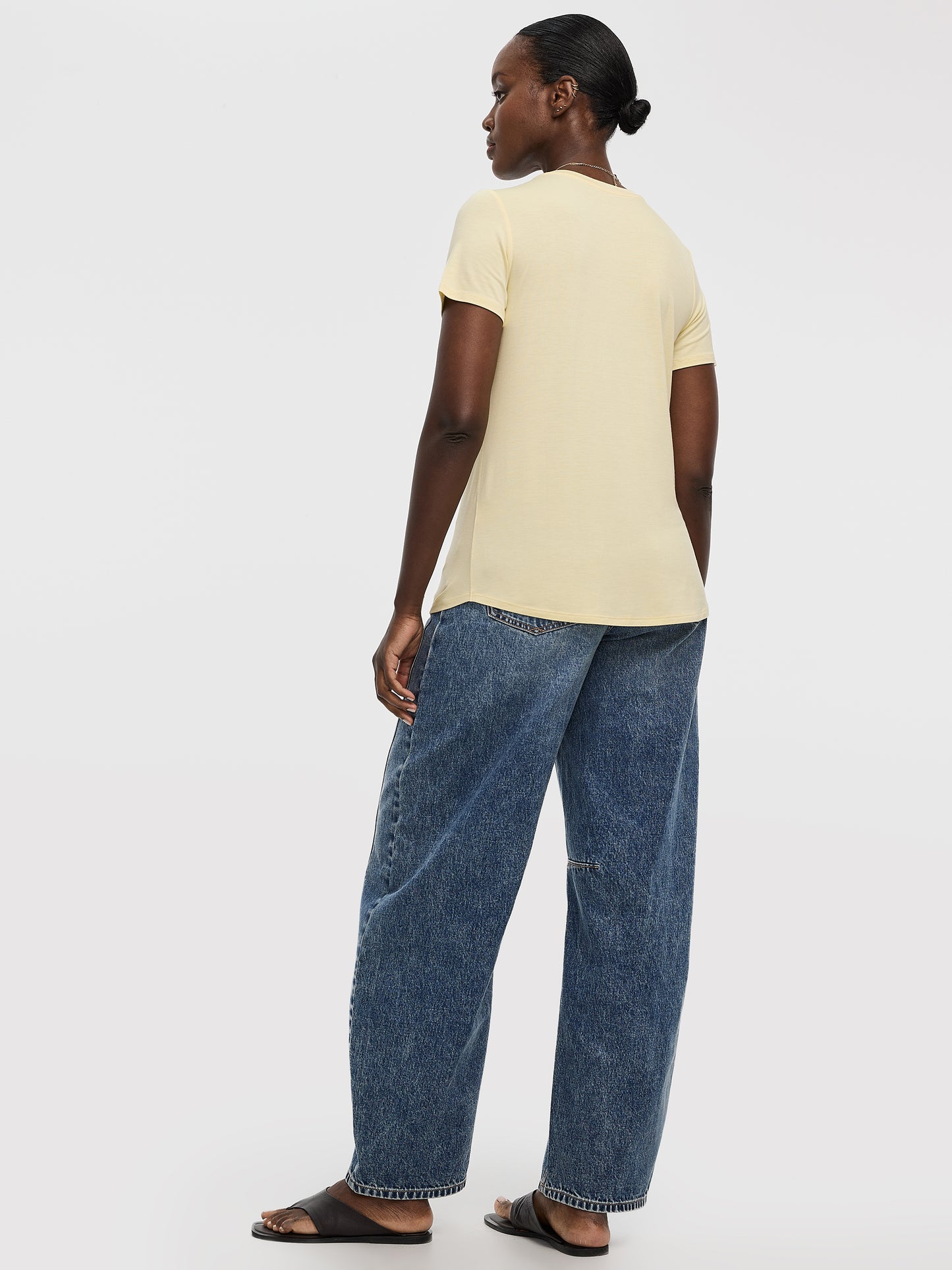 V-Neck Tee - R Essentials