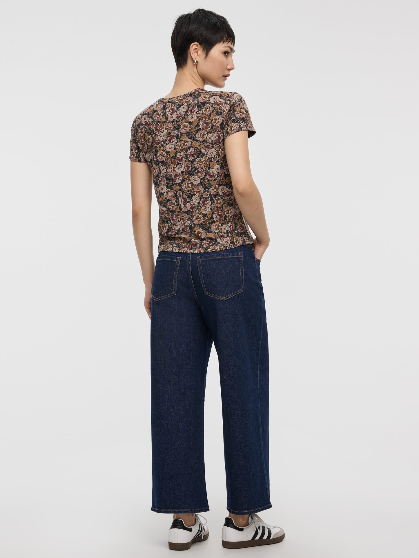 Crew-Neck Tee - R Essentials