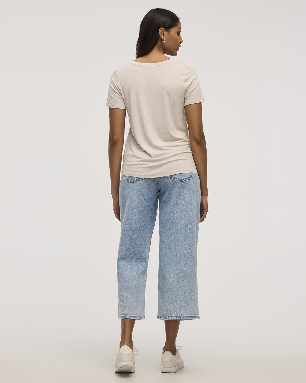 V-Neck T-Shirt - R Essentials