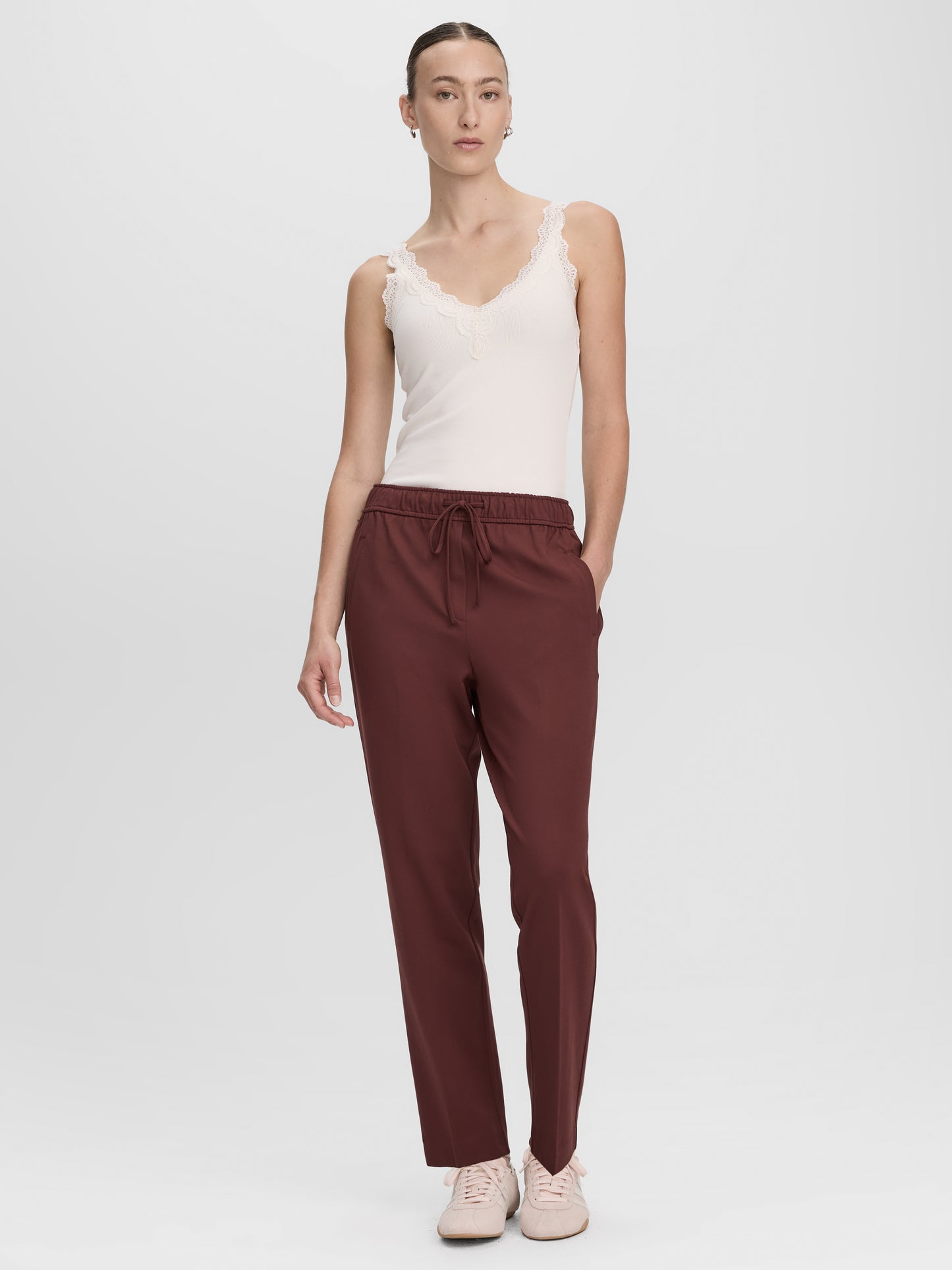 Pantalon à taille haute élastique et jambe fuselée