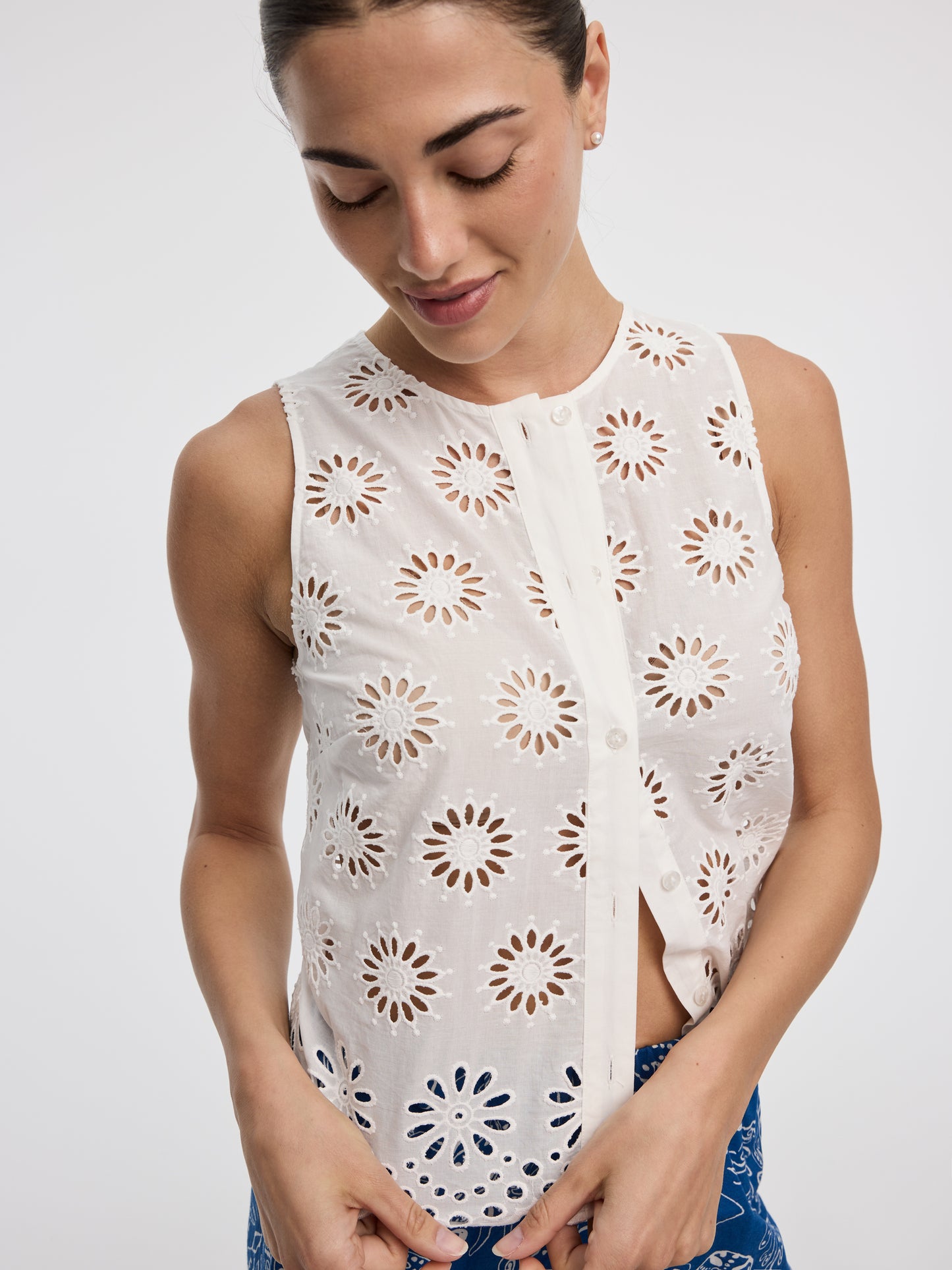 Camisole boutonnée à oeillets à col rond 