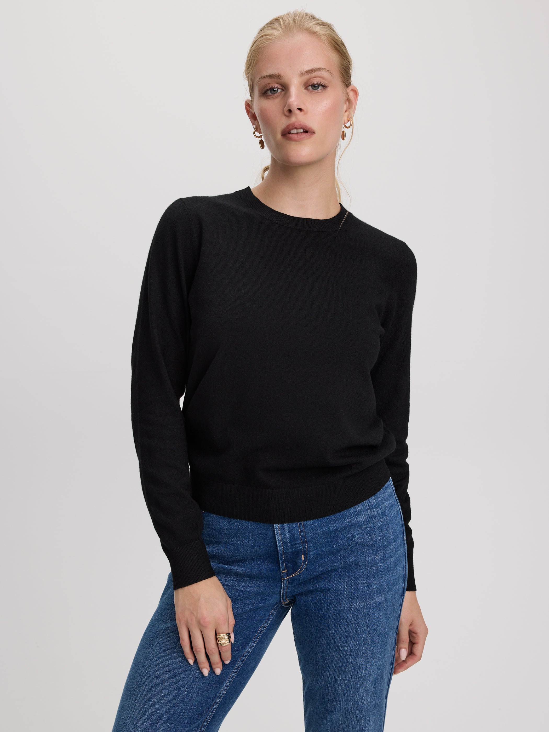 Long-Sleeve Crew-Neck Pullover - R Essentials