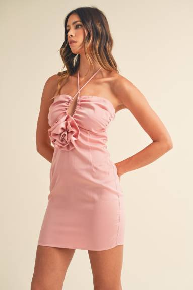 Mini-robe en satin avec corsage de rose