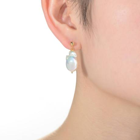 Genevive - Élégantes boucles d'oreilles pendantes en argent sterling avec placage à l'or et perles d'eau douce véritables