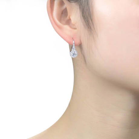 Boucles d'oreilles pendantes solitaires Genevive en argent sterling avec zircones cubiques rondes transparentes partiellement pavées et auréolées