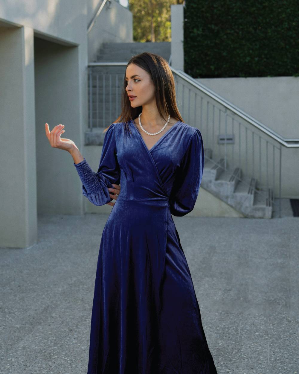 Belle & Bloom Current mood robe portefeuille en velours - bleu royal