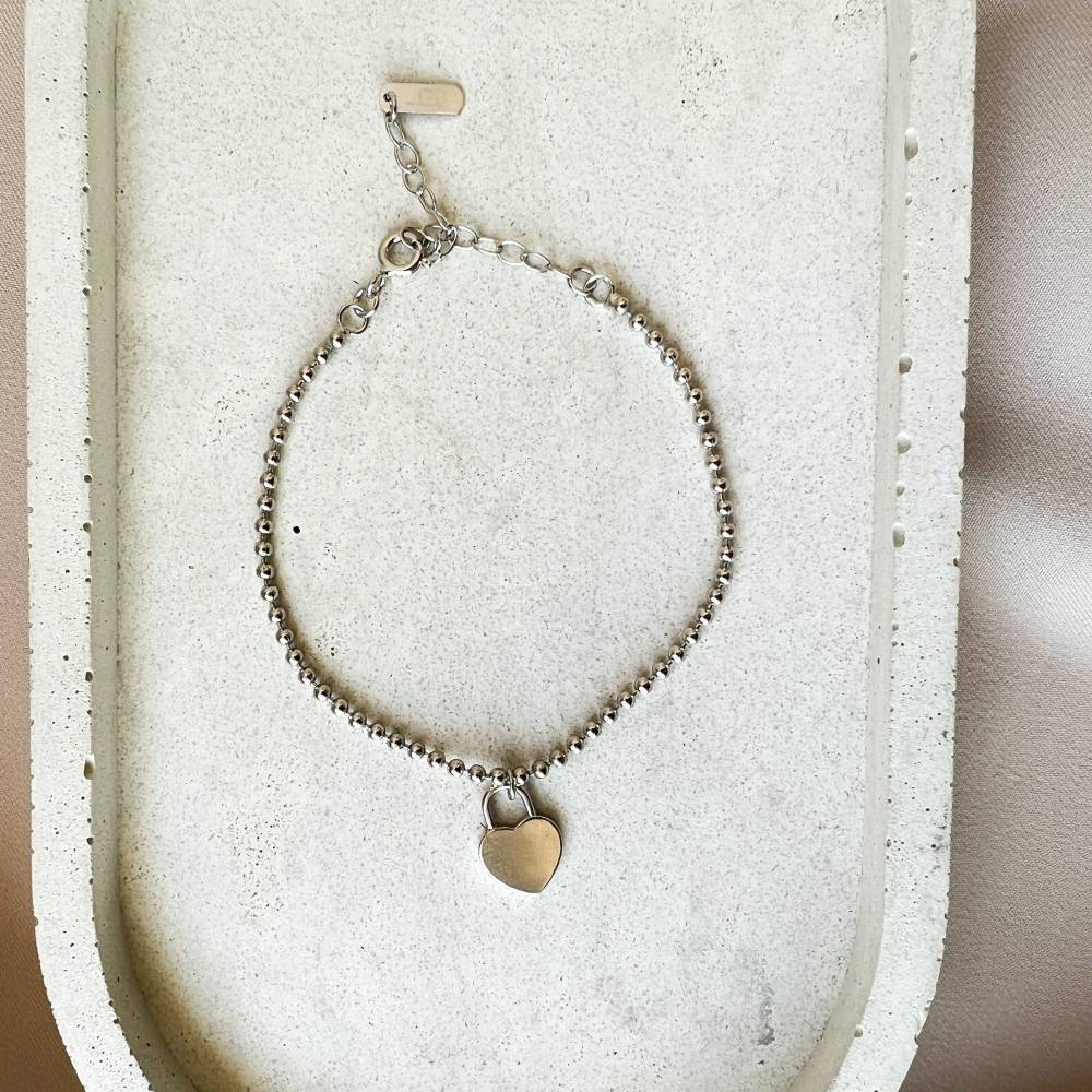 Horace Jewelry - Bracelet fait de petites billes orné d'un cœur pendant Fany