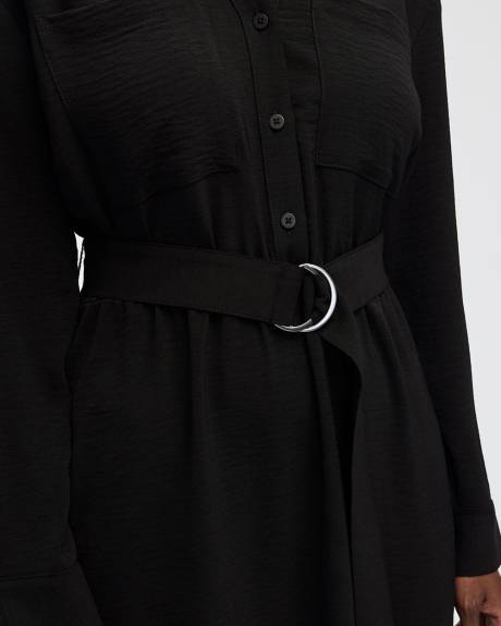 Robe en satin à manches longues et encolure fendue