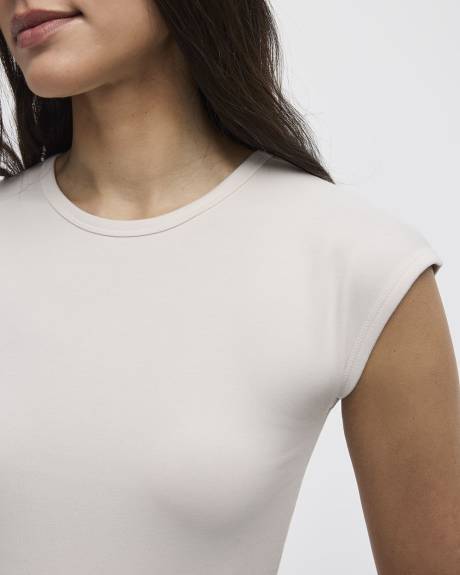 Haut côtelé à col rond et manches très courtes