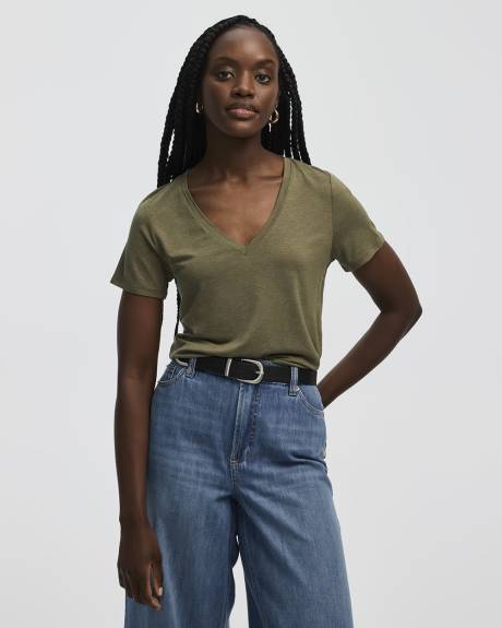 V-Neck T-Shirt - R Essentials