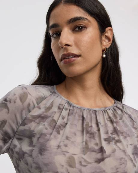 Blouse p&eacute;plum &agrave; manches longues et col rond