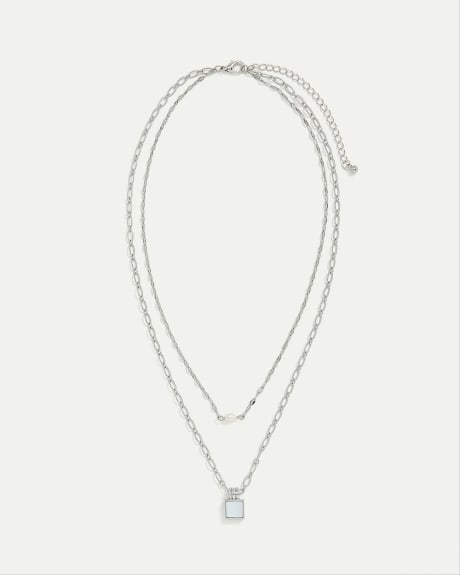 Collier court à deux chaînes avec perles et pendentif carré
