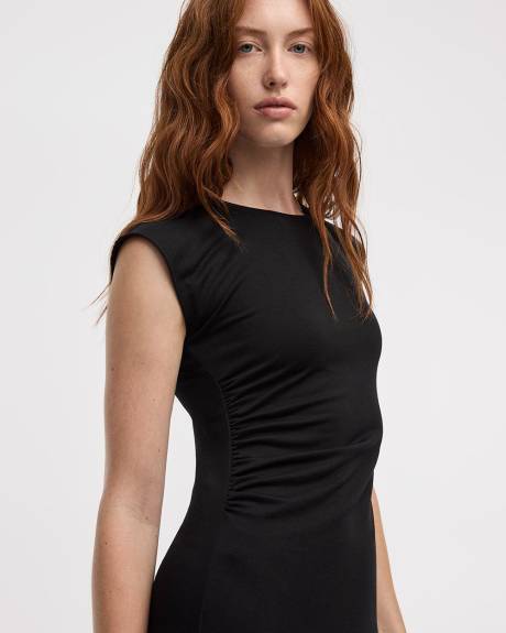 Robe midi à manches très courtes avec détails froncés