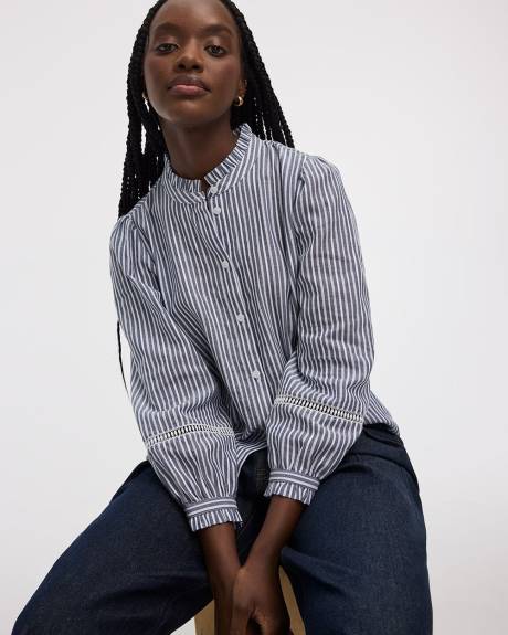 Blouse &agrave; manches bouffantes et col montant avec broderies